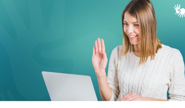Pessoas com deficiência auditiva contam com canal de atendimento em LIBRAS